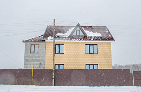 Двухэтажный дом с мезонином
